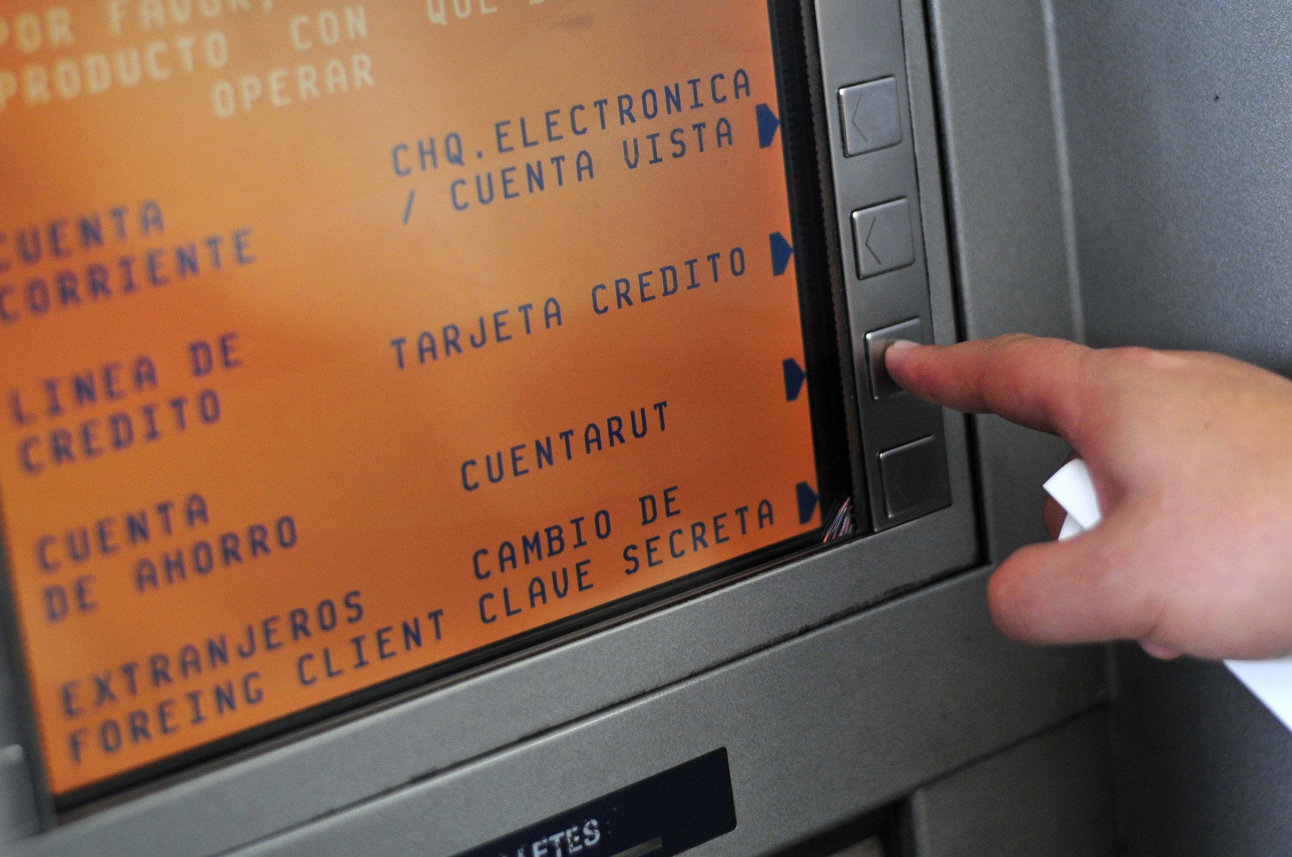Cajero automático de BancoEstado con opciones