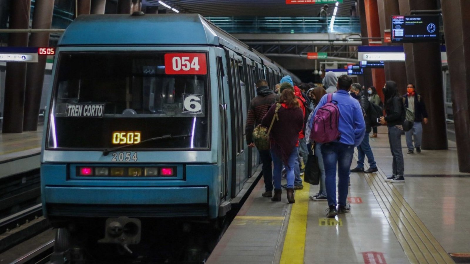 Personas ingresando al Metro de Santiago.