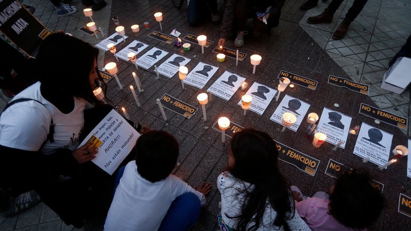 Velatón en Santiago por víctimas de femicidio.
