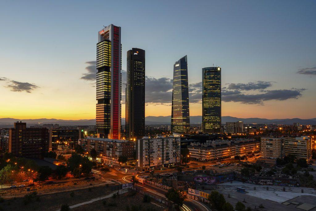 Vista nocturna de los rascacielos del Paseo de la Castellana de Madrid