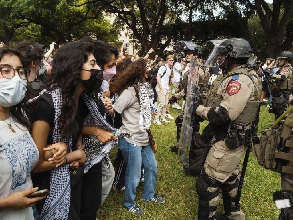 Manifestantes y policías estatales de Texas 