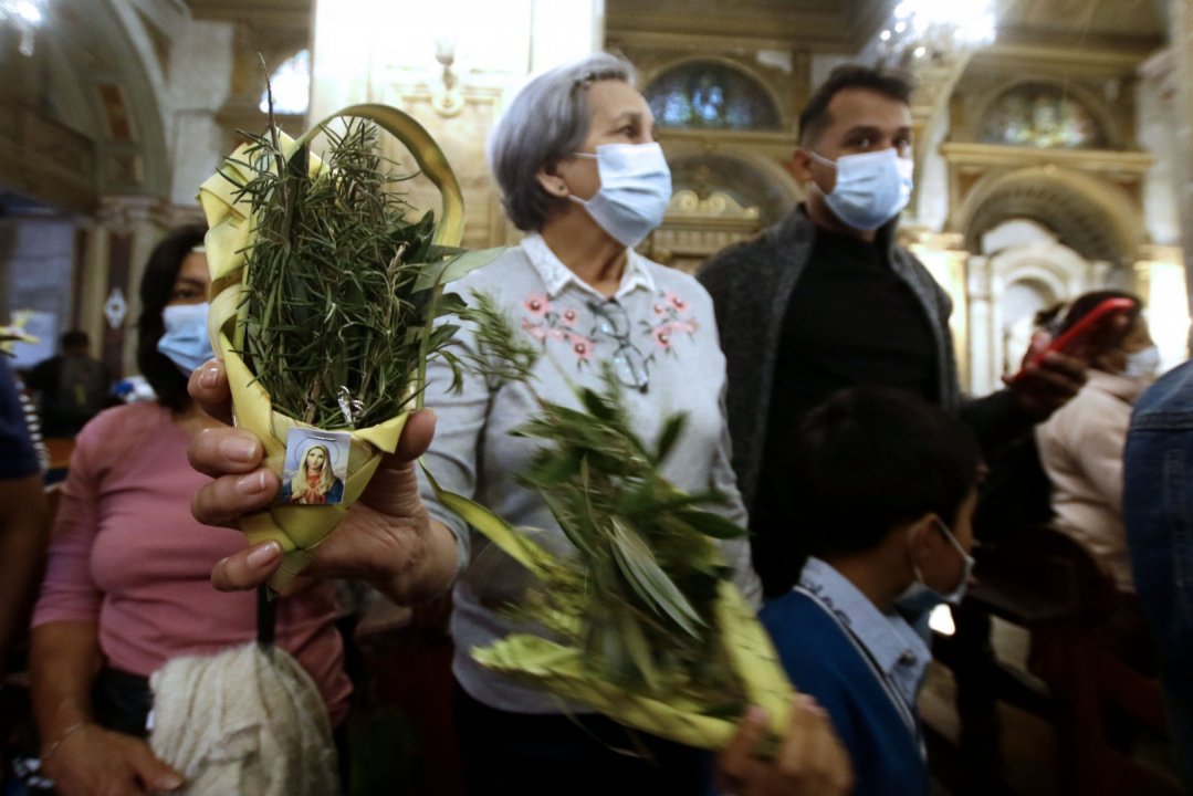 A las 12:00 horas de este domingo cientos de fieles llegaron hasta las dependencias de la Catedral de Santiago para la Santa Misa presidida por el Arzobispo de Santiago, cardenal Celestino Aós para celebrar el Domingo de Ramos. La instancia retomó la presencialidad de esta fecha para los religiosos.