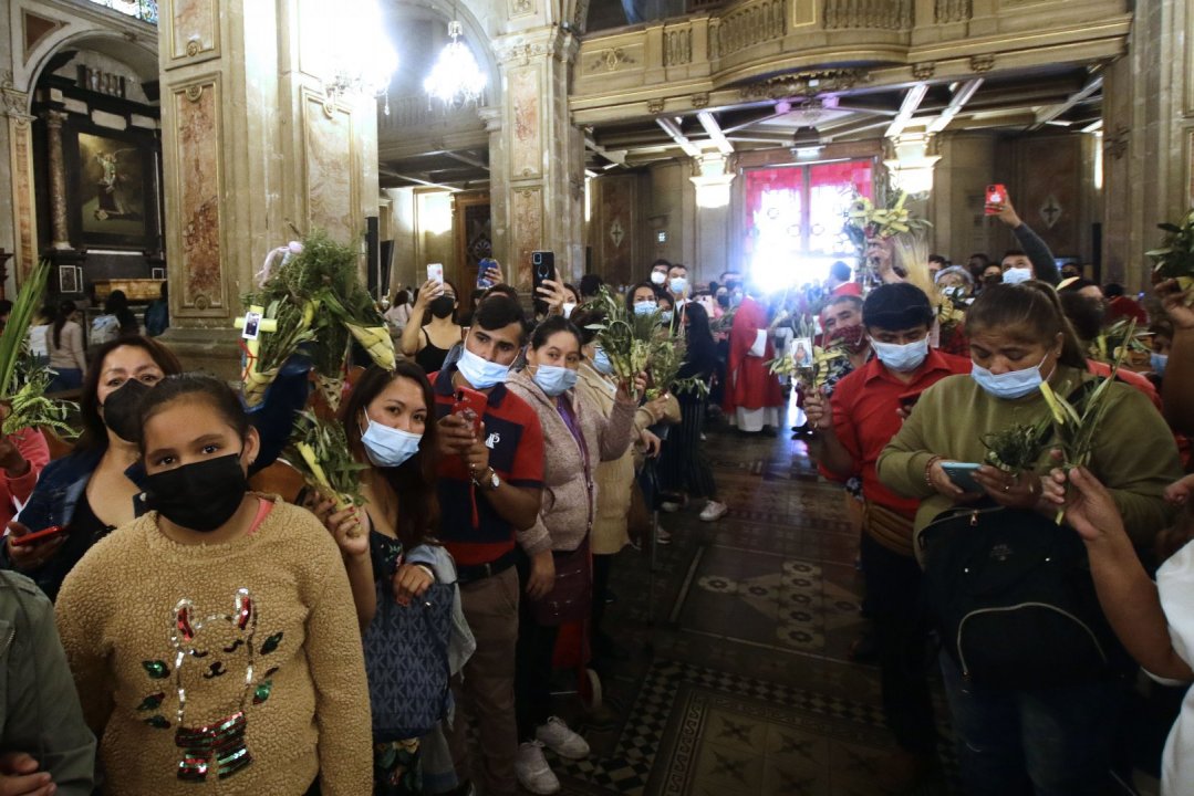 A las 12:00 horas de este domingo cientos de fieles llegaron hasta las dependencias de la Catedral de Santiago para la Santa Misa presidida por el Arzobispo de Santiago, cardenal Celestino Aós para celebrar el Domingo de Ramos. La instancia retomó la presencialidad de esta fecha para los religiosos.