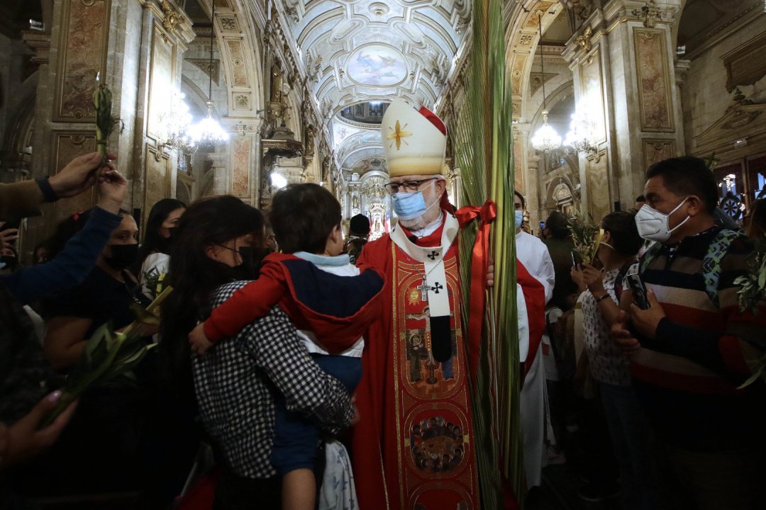 A las 12:00 horas de este domingo cientos de fieles llegaron hasta las dependencias de la Catedral de Santiago para la Santa Misa presidida por el Arzobispo de Santiago, cardenal Celestino Aós para celebrar el Domingo de Ramos. La instancia retomó la presencialidad de esta fecha para los religiosos.