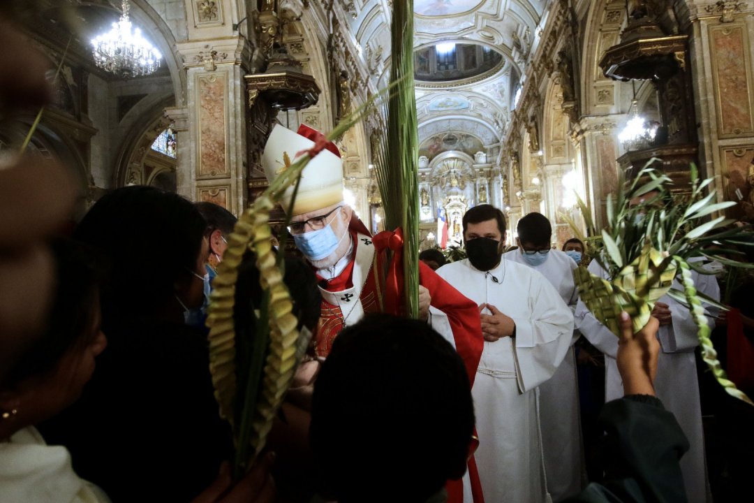 A las 12:00 horas de este domingo cientos de fieles llegaron hasta las dependencias de la Catedral de Santiago para la Santa Misa presidida por el Arzobispo de Santiago, cardenal Celestino Aós para celebrar el Domingo de Ramos. La instancia retomó la presencialidad de esta fecha para los religiosos.