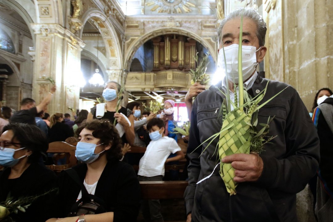 A las 12:00 horas de este domingo cientos de fieles llegaron hasta las dependencias de la Catedral de Santiago para la Santa Misa presidida por el Arzobispo de Santiago, cardenal Celestino Aós para celebrar el Domingo de Ramos. La instancia retomó la presencialidad de esta fecha para los religiosos.