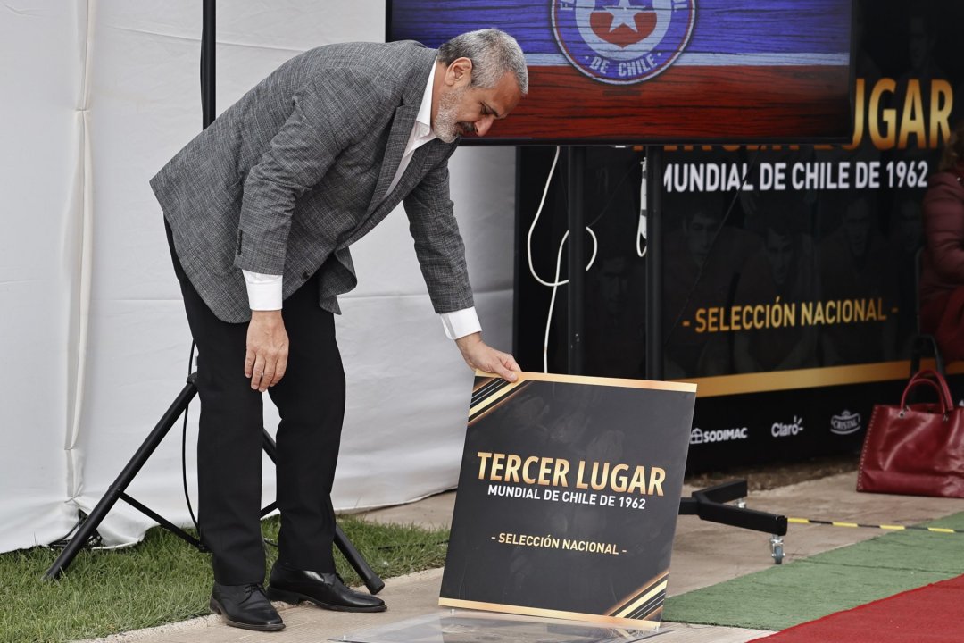 Pablo Milad, presidente de la ANFP, revela la estrella conmemorativa del tercer lugar conseguido en el Mundial de 1962.