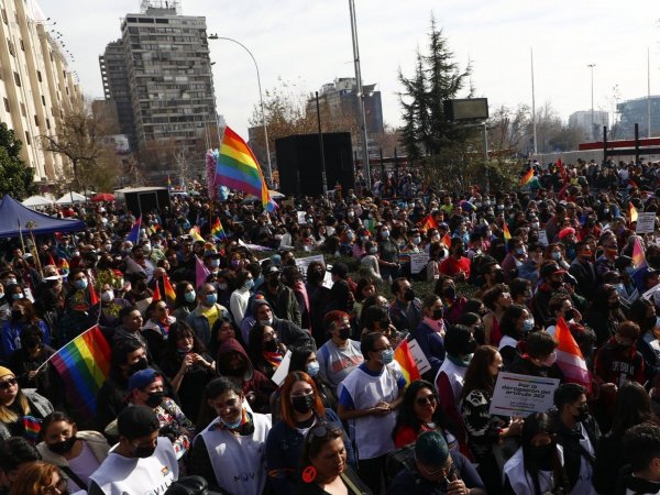Miles de personas asisten a "Marcha del Orgullo" en el centro de ...