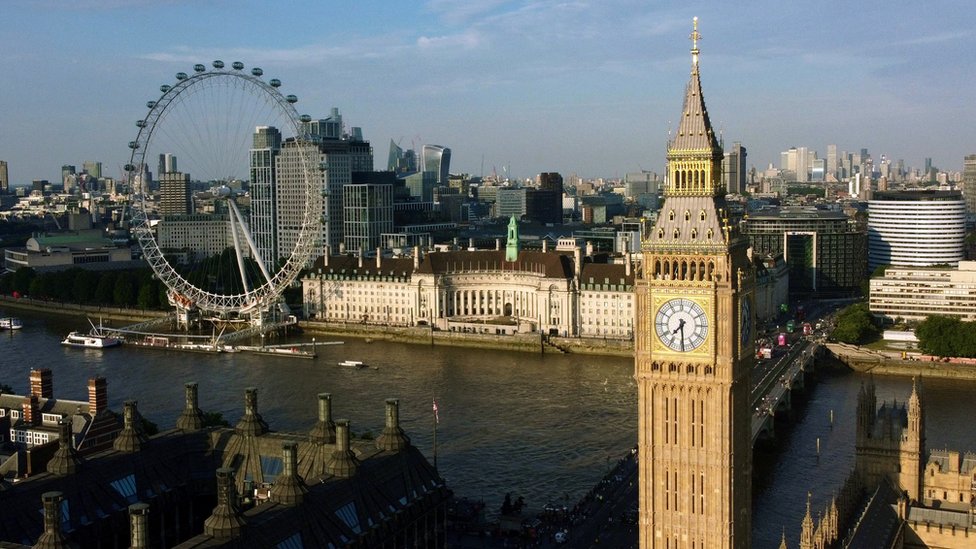 Vista del Big Ben y el London Eye junto al río Támesis.