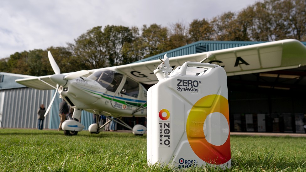 Avioneta tras un bidón con combustible sintético de la empresa Zero Petroleum