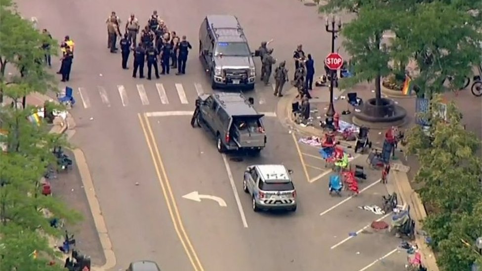 Policías en el lugar del tiroteo en Highland Park