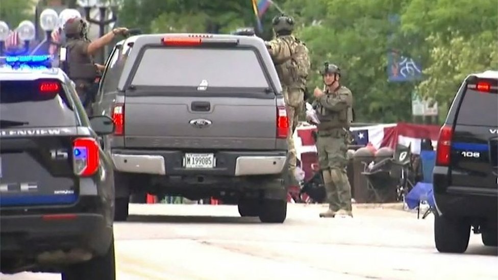 Policías en el lugar del tiroteo en Highland Park