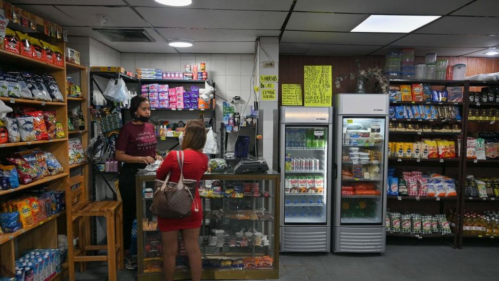 Tienda de comida en Caracas.