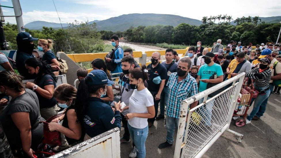 Venezolanos en la frontera con Colombia.