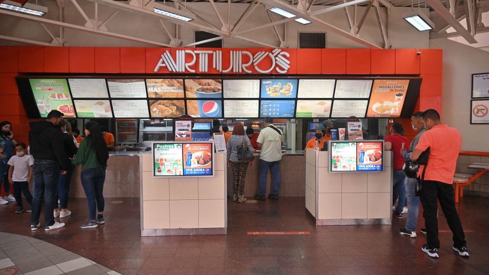 Cola en el restaurant de comida rápida Arturo's.