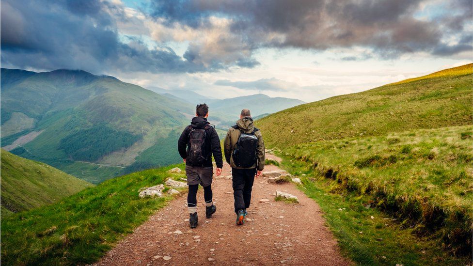 Dos hombres caminando en la naturaleza