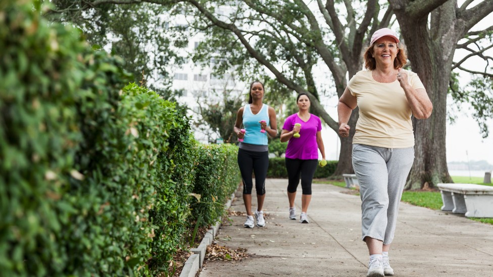 Mujeres caminando en el parque