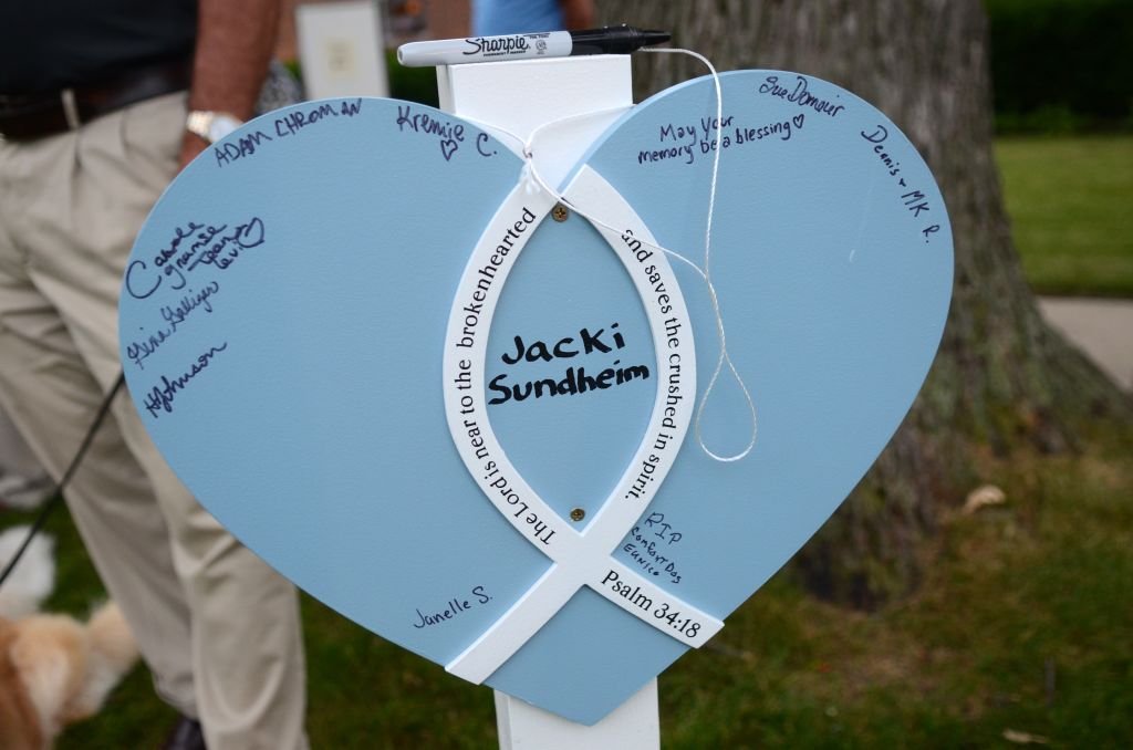 Un cartel en forma de corazón recuerda a Jacki Sundheim