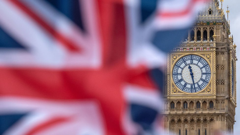 Big Ben y una bandera británica