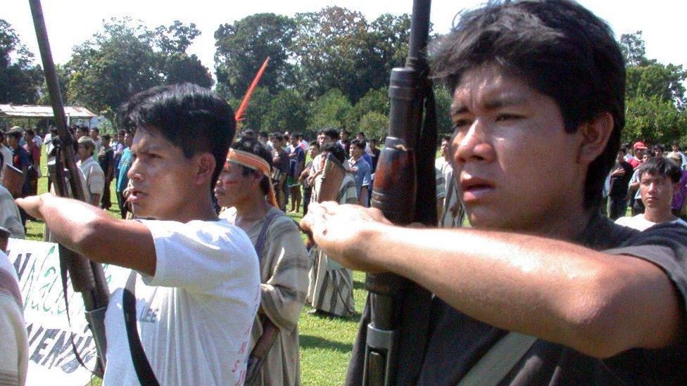 Dos hombres armados en formación.