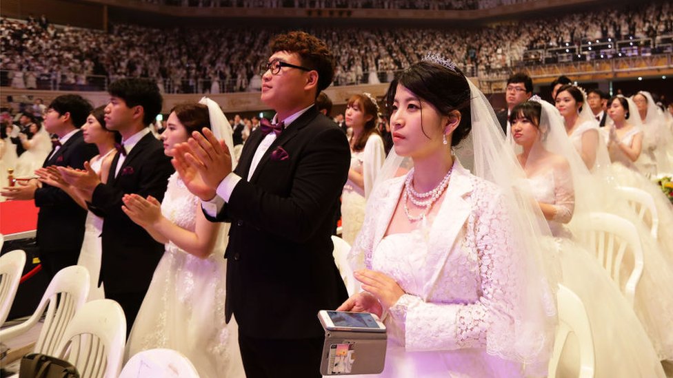 Boda multitudinaria organizada por la Iglesia de la Unificación.