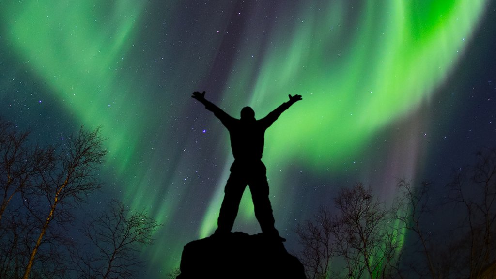 Alguien emocionado de ver la aurora boreal