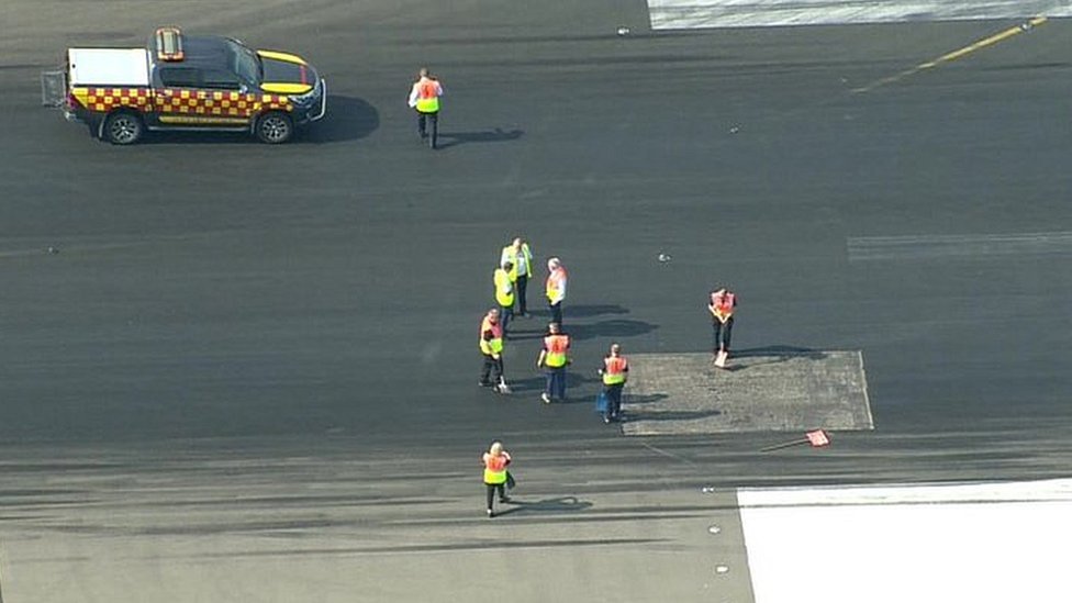 Operarios reparan la pista de aterrizaje del aeropuerto de Luton.