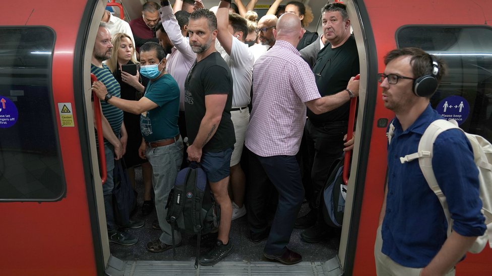 Pasajeros apelotonados en el metro de Londres.