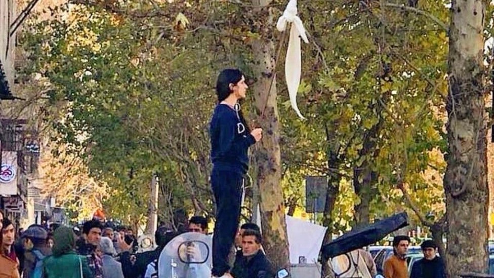Vida Movahed protesta en la calle en Irán