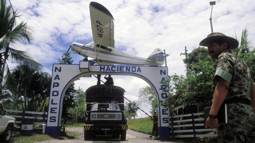 La entrada de la Hacienda Nápoles con una avioneta