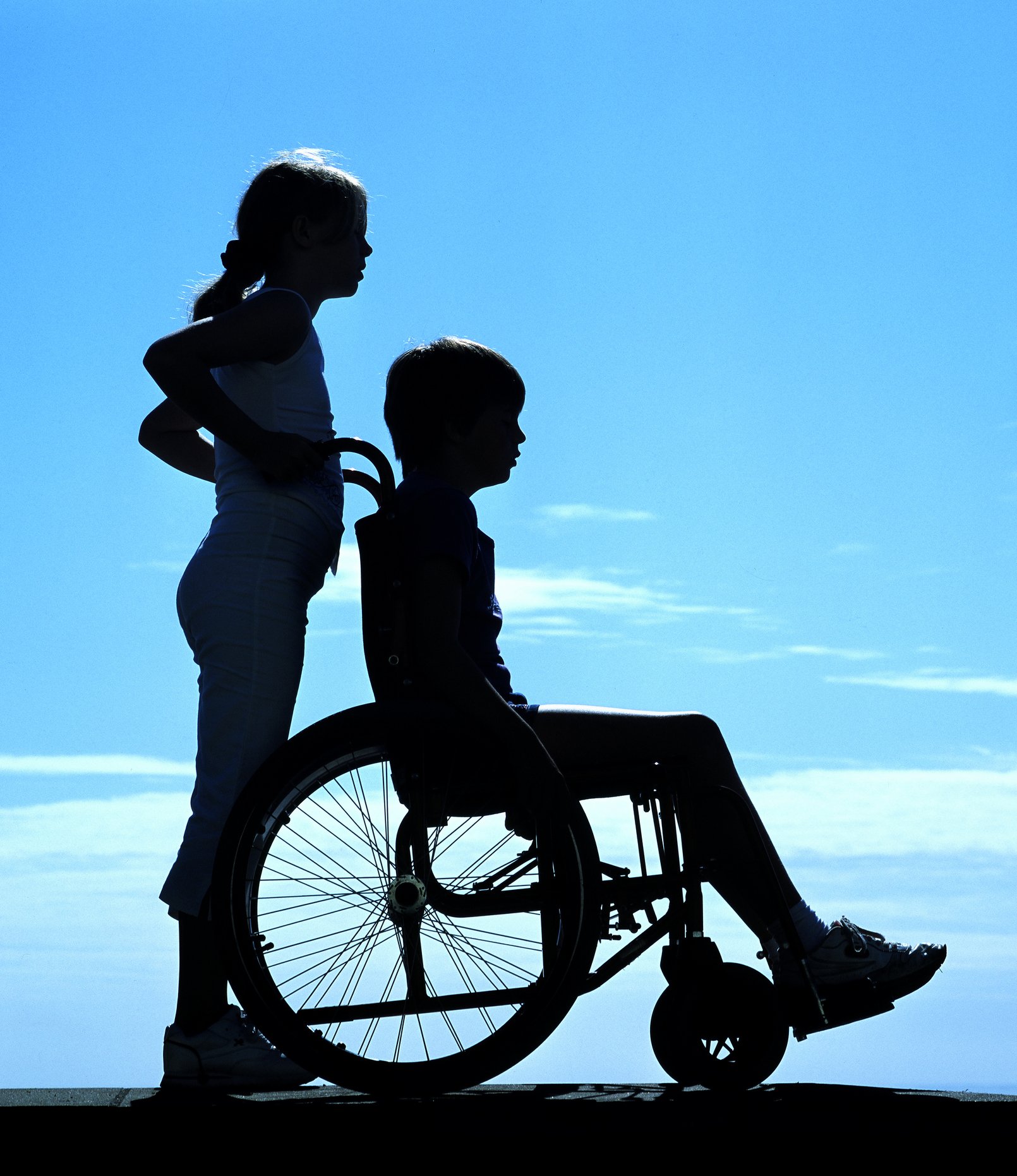 Un niño en silla de ruedas por culpa de la polio