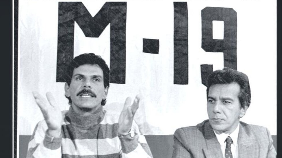 Carlos Pizarro Leongómez (izq.) líder del M-19 y el representante legal de la organización Ramiro Lucio, en 1990