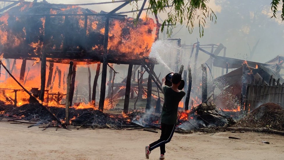 Un hombre intenta apagar un incendio