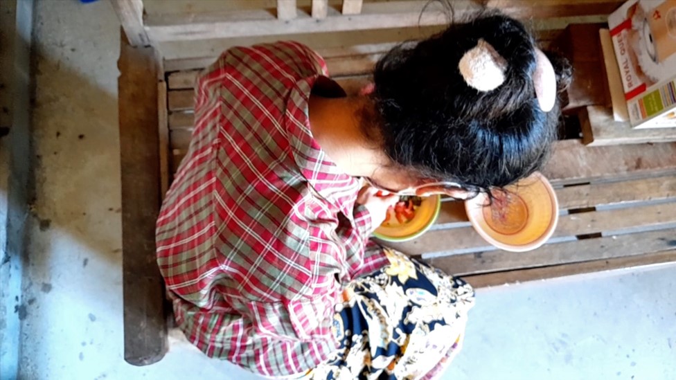 Una chica cocinando.