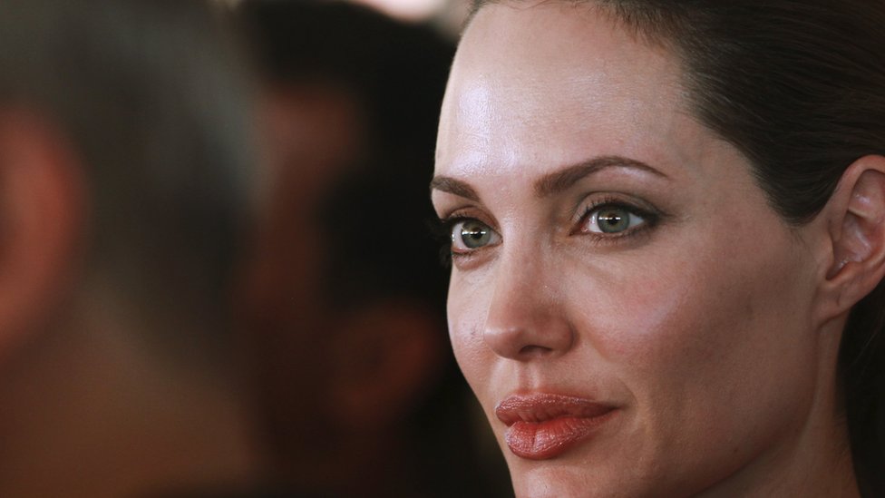 La foto muestra a Angelina Jolie mirando al horizonte