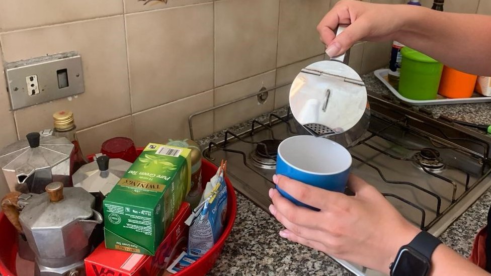 Una mujer haciendo té