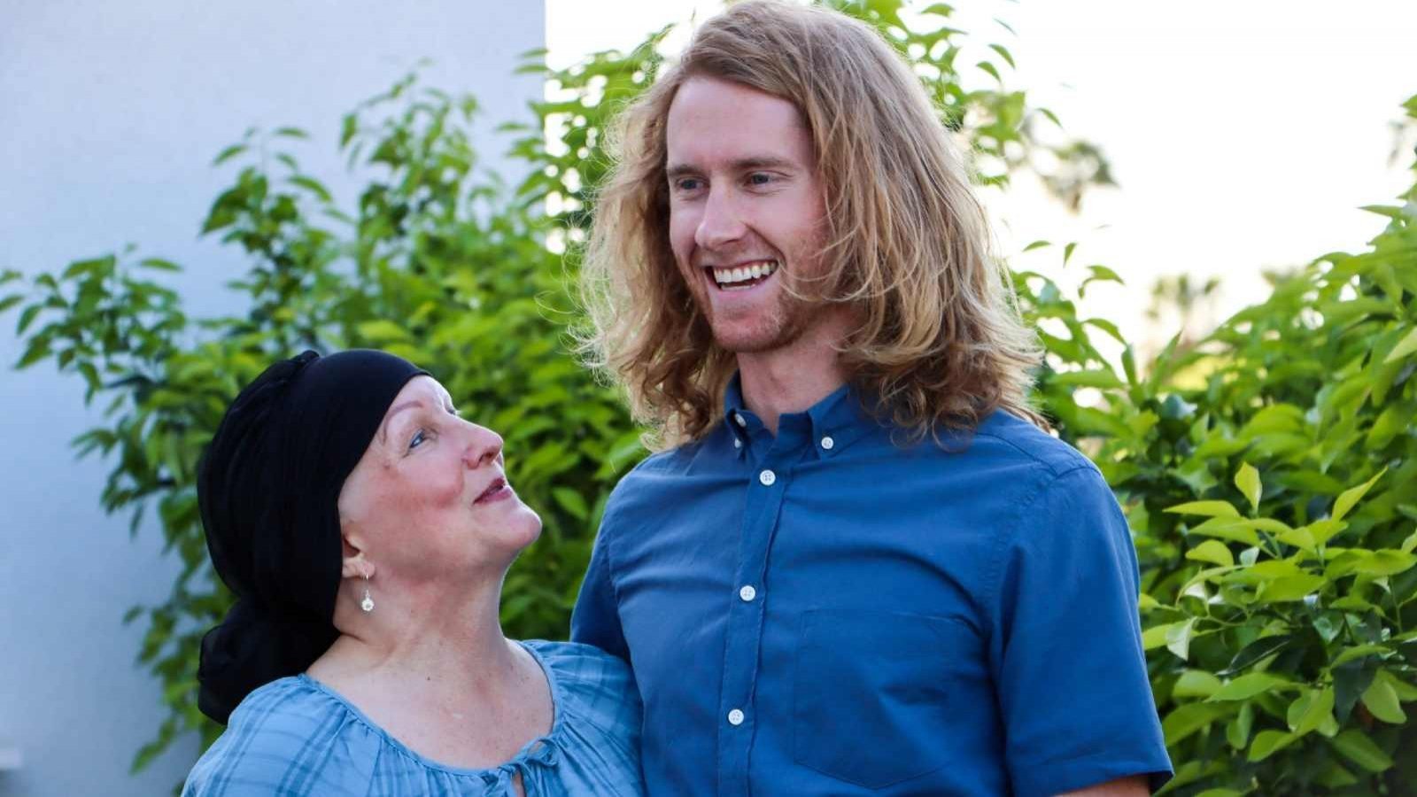 El joven Matt Saha junto a su madre antes de cortarse el pelo para fabricarle una peluca debido a un cáncer que le afectó