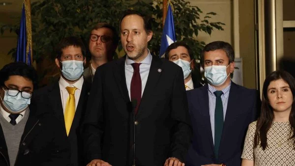 Diputados del Partido Republicanos, liderados por Cristóbal Urruticoechea realizan un punto de prensa en el Congreso