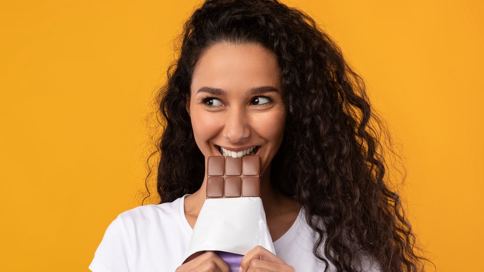 Mujer comiendo chocolate