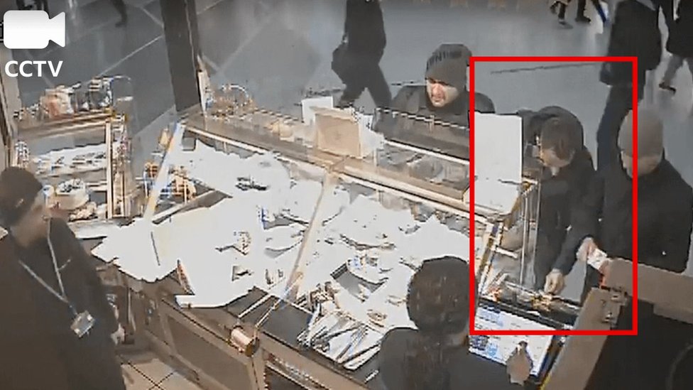 Los sospechosos fueron filmados en un café en una estación de tren.