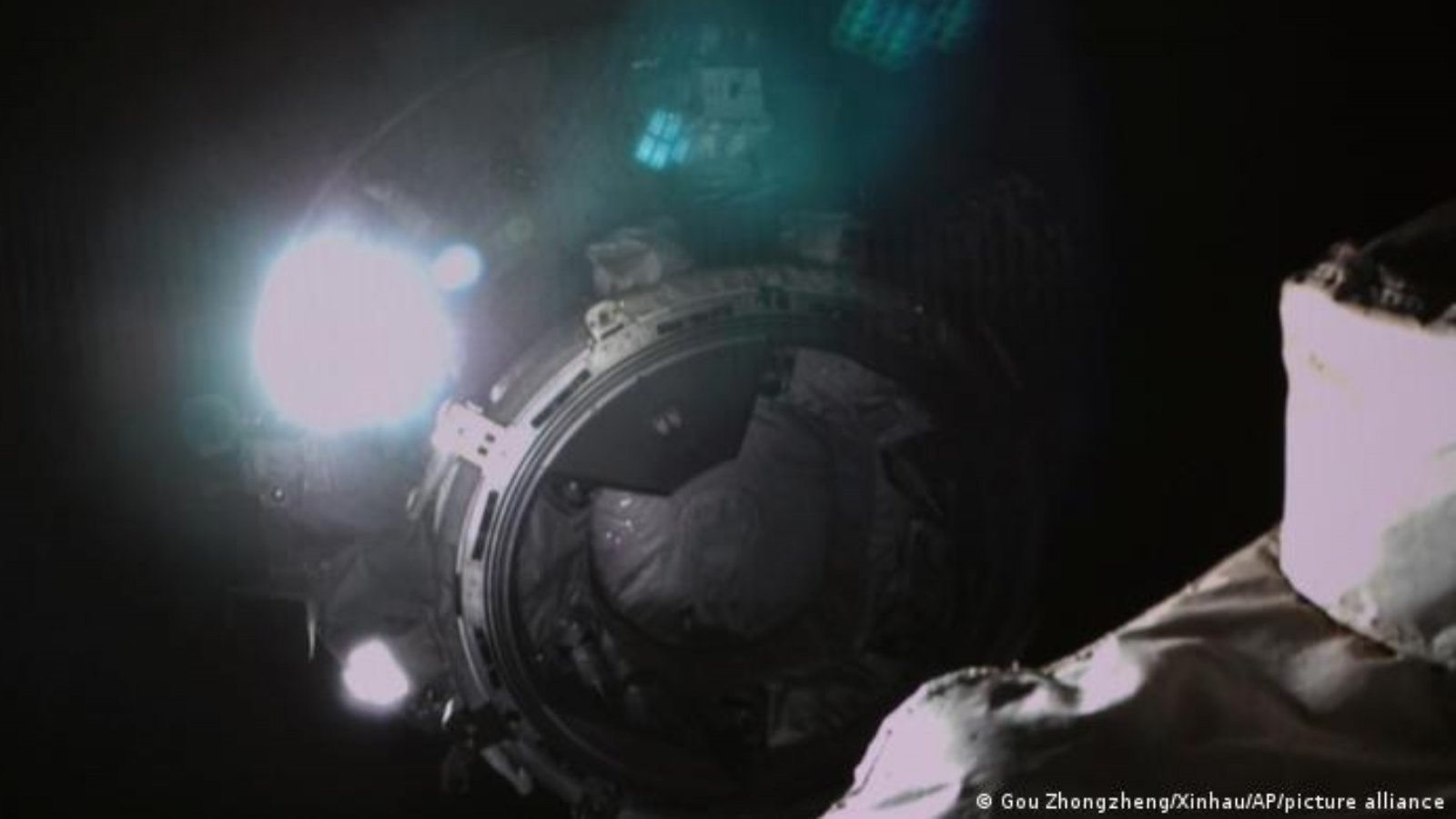 Instante en que el cohete propulsor, que ya ha vuelto descontrolado a la Tierra, se separa del módulo lanzado a la estación espacial Tiangong.