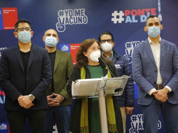 Ministra Begoña Yarza en un punto de prensa por campaña de vacunación.