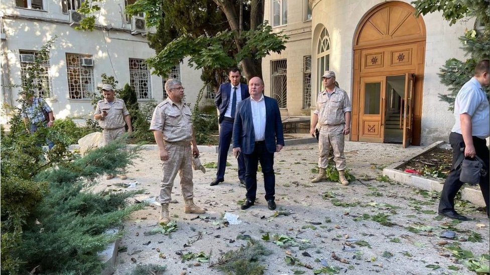 El lugar de los hechos después del supuesto ataque con dron contra el cuartel general de la Flota del Mar Negro en Sebastopol (En la foto: el gobernador Razvozhayev)