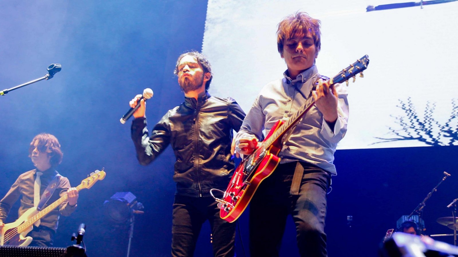 Los Bunkers tocando en el Movistar Arena en la presentación de su disco "La Velocidad de La Luz" en el año 2013