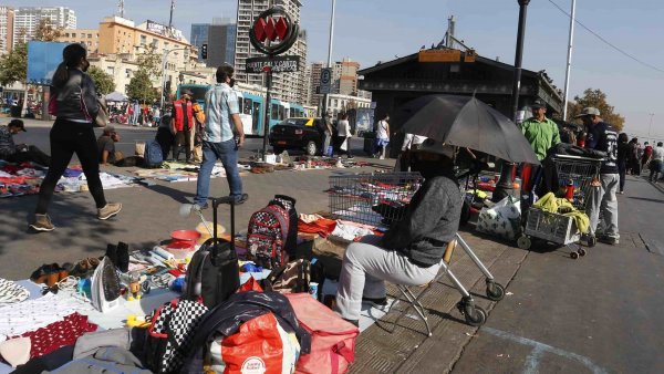 Comercio ambulante fuera del Metro Cal y Canto.