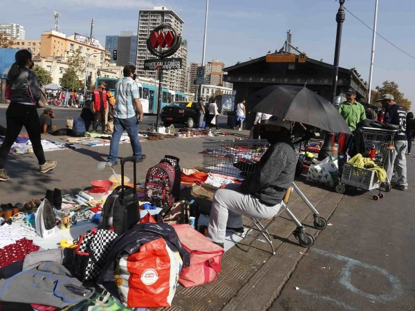 Comercio ambulante fuera del Metro Cal y Canto.