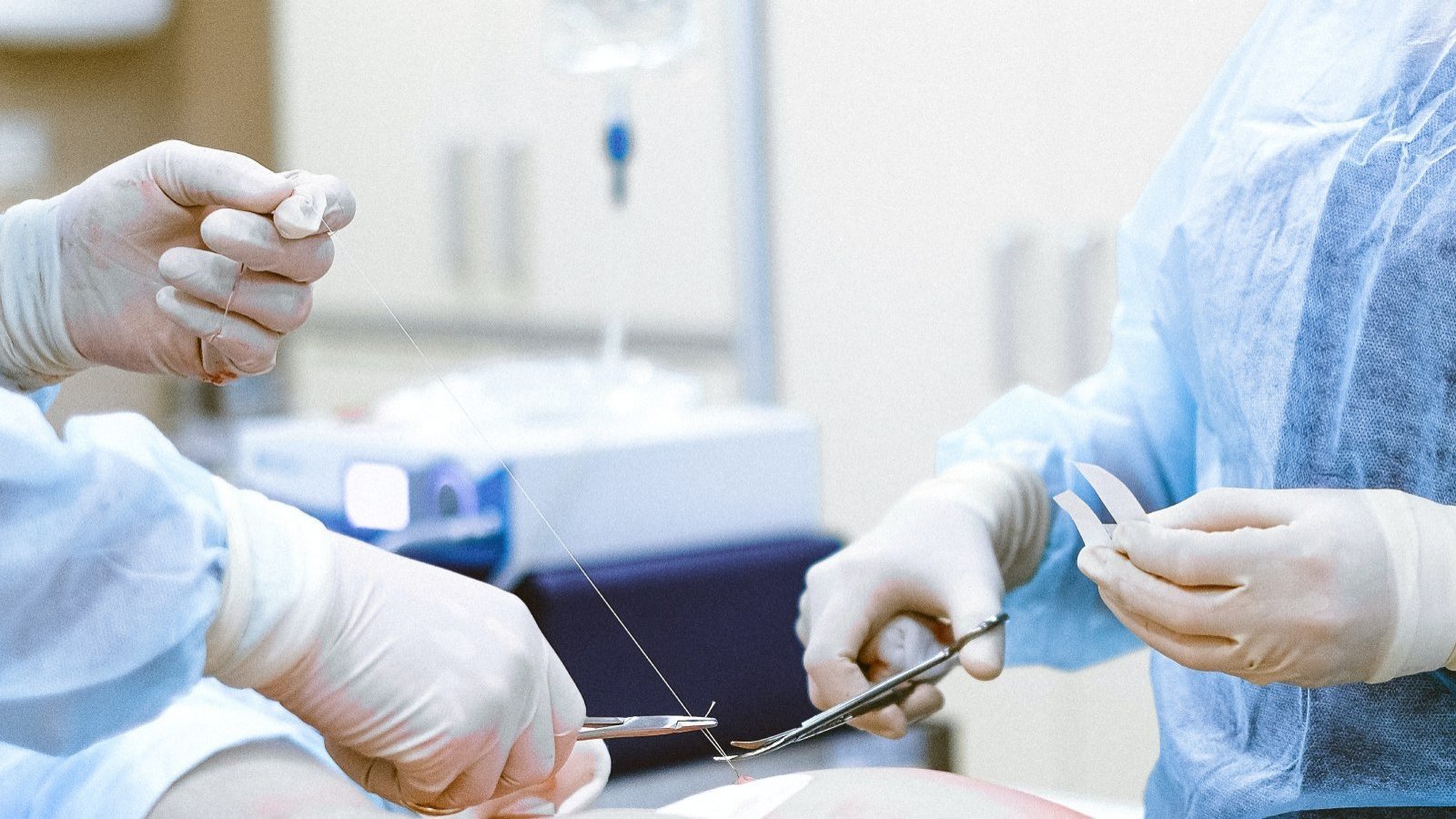 Cirujanos realizando sutura a un paciente
