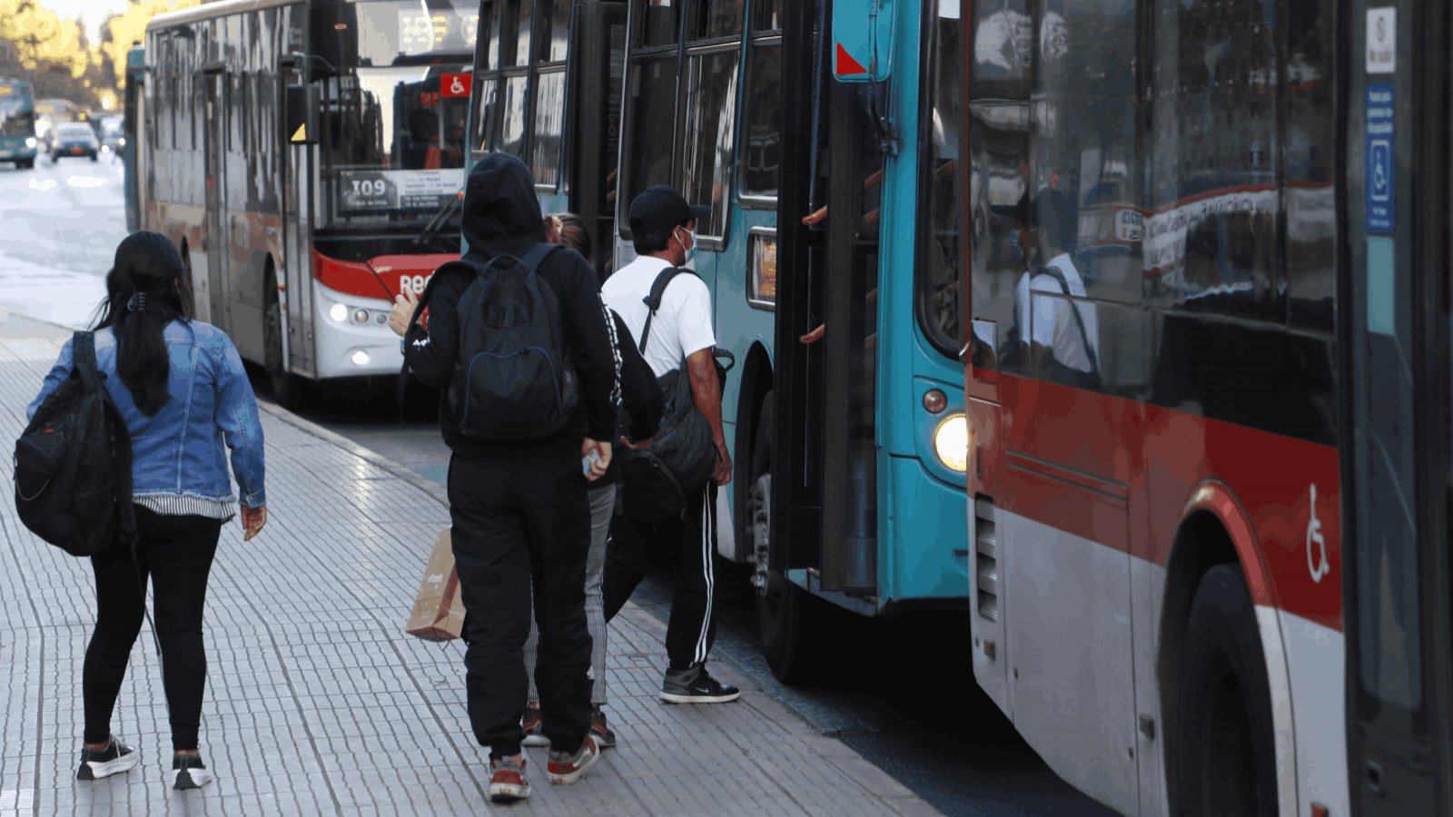 Personas utilizando el servicio de transporte metropolitano