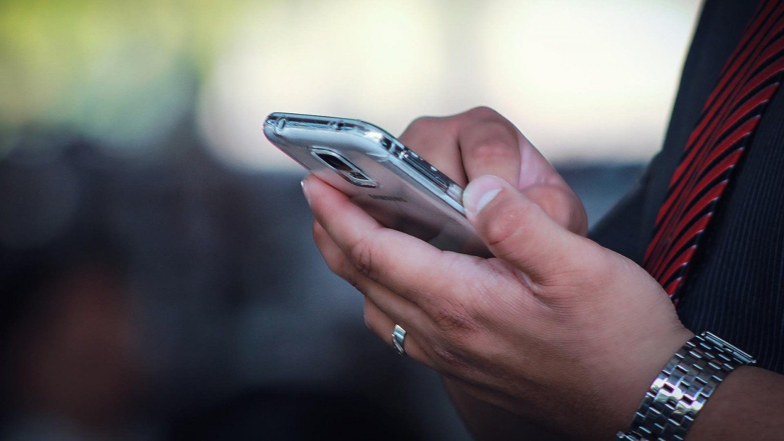 Hombre con un celular en su mano