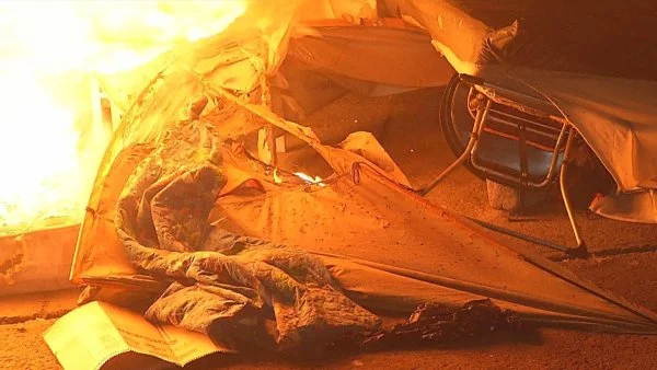 Pertenencias de migrantes fueron quemadas por vecinos en medio de protesta por asesinato de estudiante de 16 años en Antofagasta